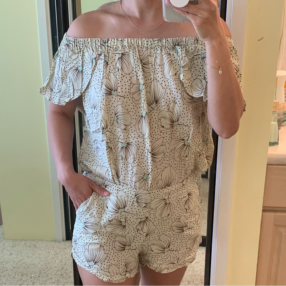 Ava sky top Mahalo. Daffodil print. Size Medium
